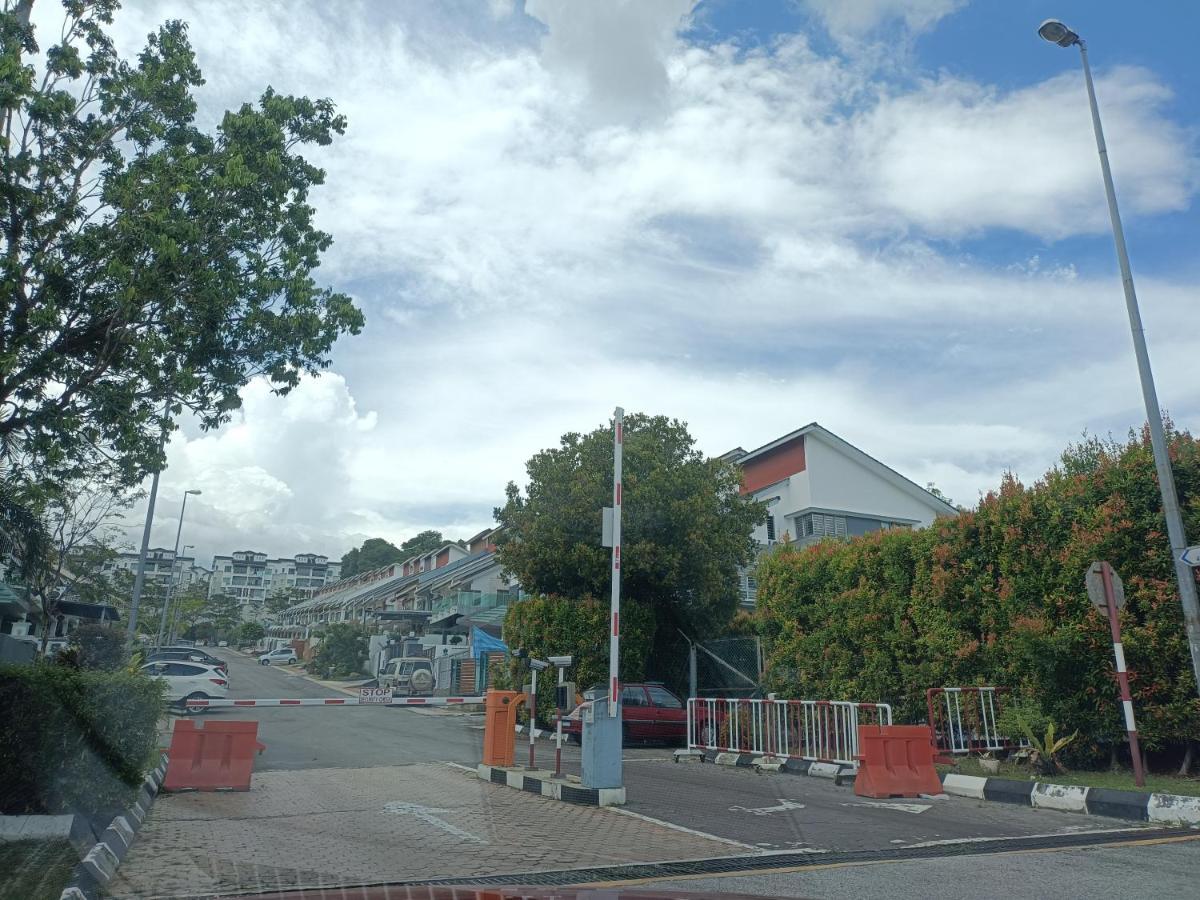Entire Residential Home•Jia Residences Bkt Serdang沙登温暖的家 Seri Kembangan Dış mekan fotoğraf